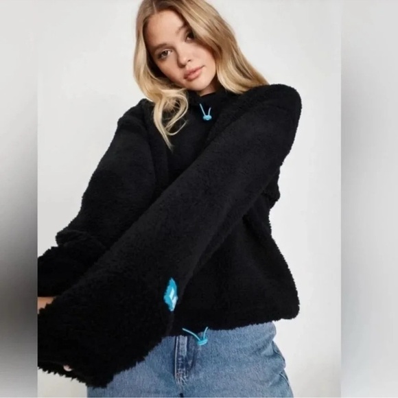 Levi's ® Women's Aura Sherpa Pullover Sweater - Picture 5 of 5